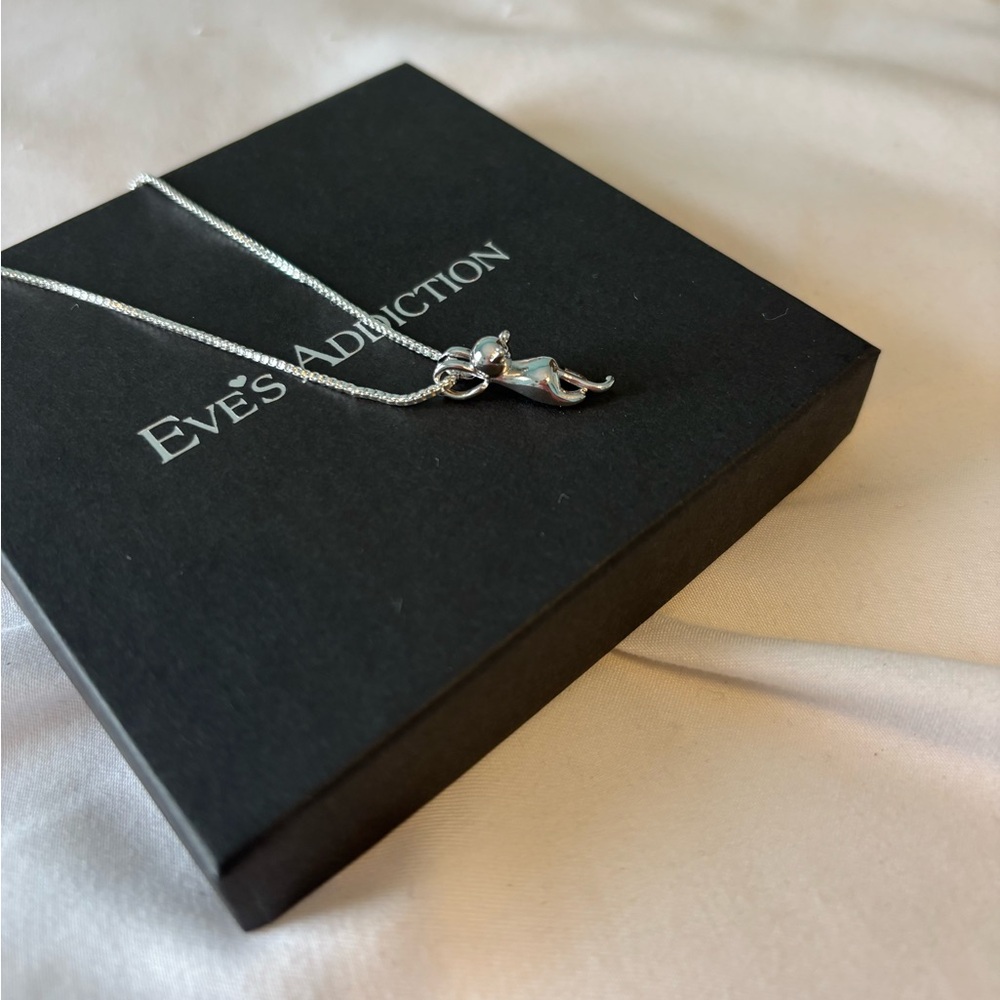 Cat charm necklace